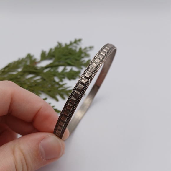✨️Vintage Silver-Toned Bangle Bracelet - Picture 2 of 5